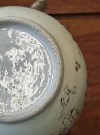 Een Chinese vergulde famille rose theepot, Yongzheng