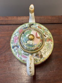 Twee fijne Chinese Canton famille rose theepotten, 19e eeuw