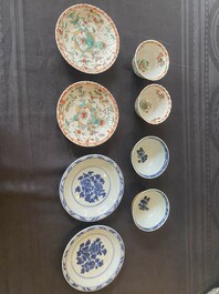 Twee paar Chinese famille verte koppen en schotels, Kangxi