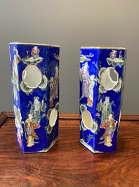Paire de rares porte-chapeaux en porcelaine de Chine famille rose sur fond bleu &agrave; d&eacute;cor de 'huit immortels', marque et &eacute;poque de Tongzhi