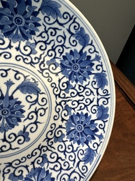 Plat en porcelaine de Chine en bleu et blanc &agrave; d&eacute;cor de rinceaux de lotus, marque et &eacute;poque de Guangxu