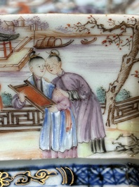 Une soupi&egrave;re couverte sur son support en porcelaine de Chine famille rose &agrave; d&eacute;cor mandarin et une th&eacute;i&egrave;re couverte, Qianlong