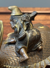 Bo&icirc;te couverte en bronze partiellement dor&eacute;e figurant Ebisu sur une dorade, Japon, sign&eacute;e Miyao Zo, Meiji, vers 1880