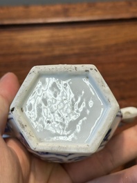 Deux verseuses couvertes en porcelaine de Chine en bleu et blanc, Kangxi