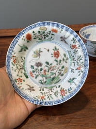 Een paar Chinese famille verte en een paar famille rose koppen en schotels, Kangxi/Yongzheng
