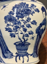Vase en porcelaine de Chine en bleu et blanc &agrave; d&eacute;cor des 'Longues Dames', Kangxi