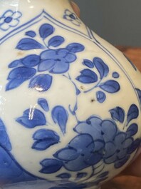 Een paar Chinese blauw-witte rozenwater sprenkelaars voor de islamitische markt, Kangxi