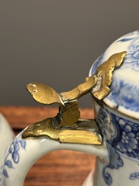 Twee Chinese blauw-witte dekselkannen met floraal decor, Yongzheng/Qianlong