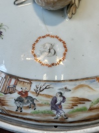 Une terrine couverte &agrave; deux compartiments et une assiette monogramm&eacute;e en porcelaine de Chine famille rose de Canton, 19&egrave;me