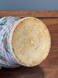 Een kleine Chinese wucai pot met floraal decor, Transitie periode