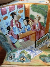 Een Chinese Canton famille rose dekselterrine  met bijbehorend bord, 19e eeuw