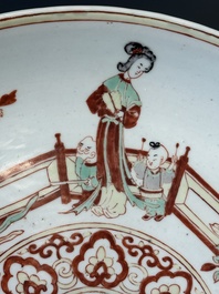 Grand plat en porcelaine de Chine wucai &agrave; d&eacute;cor figuratif et floral, marque de Jiajing, &eacute;poque Transition