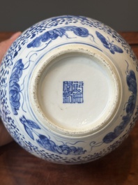 Een paar Chinese blauw-witte dekselvazen en drie potten, 19e eeuw
