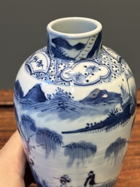 Garniture de cinq vases en porcelaine de Chine en bleu et blanc &agrave; d&eacute;cor de paysage, 19&egrave;me
