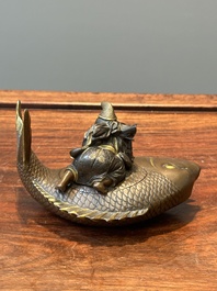 Bo&icirc;te couverte en bronze partiellement dor&eacute;e figurant Ebisu sur une dorade, Japon, sign&eacute;e Miyao Zo, Meiji, vers 1880