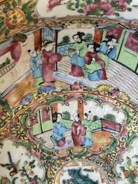 Twee Chinese Canton famille rose kommen met vergulde bronzen monturen, 19e eeuw