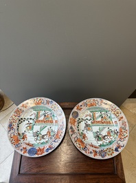 Een paar Chinese verte-Imari 'De vrouwelijke generaals van de familie Yang 楊門女將' schotels, Kangxi