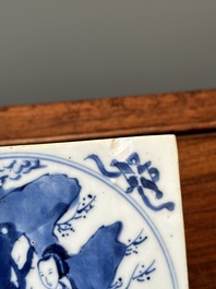 Carreau en porcelaine de Chine en bleu et blanc &agrave; d&eacute;cor de 'Longue Dame', Kangxi