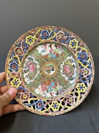 Une paire d'assiettes en porcelaine de Chine en bleu et blanc surd&eacute;cor&eacute; en Canton, une assiette aux gar&ccedil;ons jouant et une assiette ajour&eacute;e, 19&egrave;me