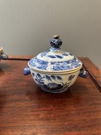 Paire de sauci&egrave;res et terrines couvertes en porcelaine de Chine en bleu et blanc, Qianlong