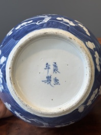 Een paar Chinese blauw-witte dekselvazen en drie potten, 19e eeuw