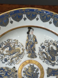 Een Chinees Canton blauw-ge&euml;mailleerd bord met verguld decor van figuren en draken, 19e eeuw