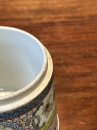 Bo&icirc;te couverte de forme ronde en porcelaine de Chine famille rose &agrave; d&eacute;cor figuratif, 19&egrave;me