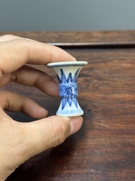 Deux coupes &agrave; pied et quatre vases miniatures de forme 'gu' en porcelaine de Chine en bleu et blanc, Kangxi