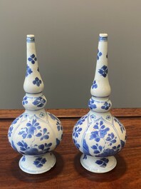 Een paar Chinese blauw-witte rozenwater sprenkelaars voor de islamitische markt, Kangxi