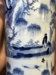 Garniture de cinq vases en porcelaine de Chine en bleu et blanc &agrave; d&eacute;cor de paysage, 19&egrave;me