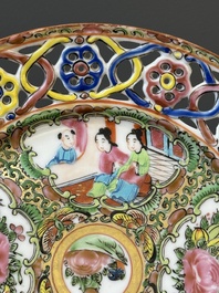 Une paire d'assiettes en porcelaine de Chine en bleu et blanc surd&eacute;cor&eacute; en Canton, une assiette aux gar&ccedil;ons jouant et une assiette ajour&eacute;e, 19&egrave;me