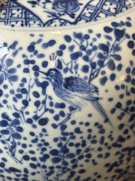 Een paar Chinese blauw-witte dekselvazen en drie potten, 19e eeuw