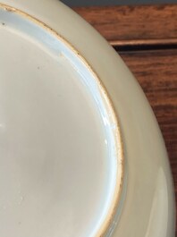 Paire d'assiettes en porcelaine de Chine de style Kakiemon d&eacute;cor&eacute;es aux Pays-Bas, 18&egrave;me