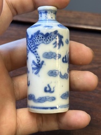 Zes Chinese blauw-witte snuifflessen, 19de eeuw