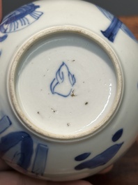 Een Chinese blauw-witte 'Lange Lijzen' theebus en deksel, conische schelp merk, Kangxi