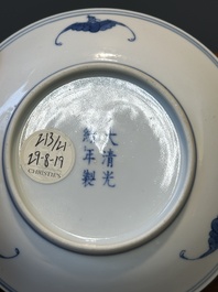 Een Chinees blauw-wit bord met lotusslingers, Guangxu merk en periode