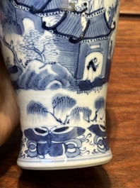 Garniture de cinq vases en porcelaine de Chine en bleu et blanc &agrave; d&eacute;cor de paysage, 19&egrave;me