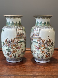 Paire de beaux vases de forme lanterne en porcelaine de Chine famille rose &agrave; d&eacute;cor des 'cent gar&ccedil;ons', marque Yan Xi Tong He 燕囍同和, R&eacute;publique