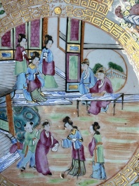 Twee Chinese Canton famille rose schotels met figuratief decor, 19e eeuw