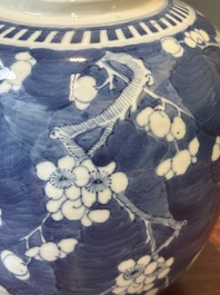 Een paar Chinese blauw-witte dekselvazen en drie potten, 19e eeuw