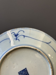 Une paire d'assiettes en porcelaine de Chine en bleu et blanc surd&eacute;cor&eacute; en Canton, une assiette aux gar&ccedil;ons jouant et une assiette ajour&eacute;e, 19&egrave;me