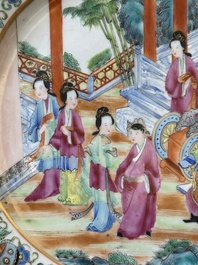 Assiette en porcelaine de Chine famille rose de Canton &agrave; d&eacute;cor narratif, 19&egrave;me