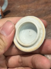 Een Chinese Imari-stijl miniatuur theepot, Kangxi