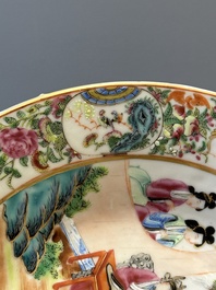 Twee Chinese Canton famille rose schotels met figuratief decor, 19e eeuw