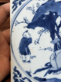 Carreau en porcelaine de Chine en bleu et blanc &agrave; d&eacute;cor de 'Longue Dame', Kangxi