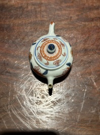 Een Chinese Imari-stijl miniatuur theepot, Kangxi