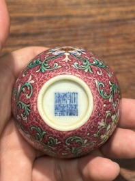 A fine Chinese pink-sgraffito-ground famille rose cup with floral design, Qianlong mark, 19th C.