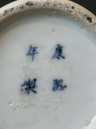 Een paar Chinese blauw-witte dekselvazen en drie potten, 19e eeuw
