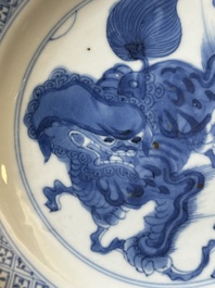 Een paar Chinese blauw-witte borden met boeddhistische leeuwen, ding merk, Kangxi