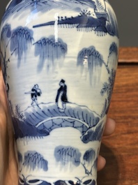 Garniture de cinq vases en porcelaine de Chine en bleu et blanc &agrave; d&eacute;cor de paysage, 19&egrave;me